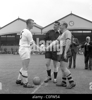 Billy Wrights letzten Spieltag 8. August 1959. Billy Wright schüttelt Hand Swith George Showell mit Schiedsrichter 29-jährige Jack Taylor. Stockfoto