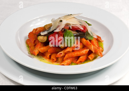 Kochs Präsentation Gericht - Blätter Gemüse Moussaka mit gemischtem Salat. Stockfoto