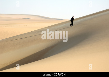 Einsame Gestalt in der Wüste Sahara Stockfoto