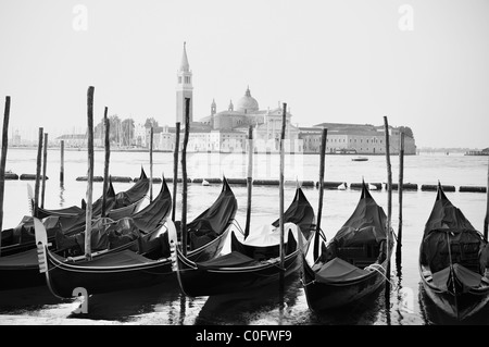 Venedig-Gondeln, Italien - schwarz / weiß Stockfoto