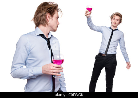 Junger Mann mit einem Glas rosa Wein. Studio Foto der blonde Mann auf weißem Hintergrund. Stockfoto