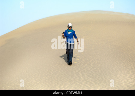 Einsame Gestalt stehen auf einer Sanddüne in der Wüste Sahara Stockfoto