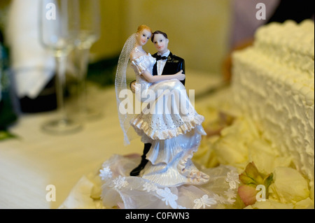 Puppen auf Hochzeitstorte Stockfoto