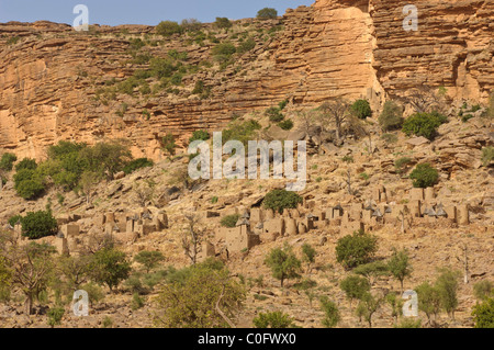 Dogon Dorf von Neni unter den Felsen von Bandiagara Böschung gebaut. Zahlt Dogon, Mali Stockfoto