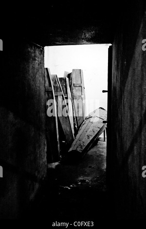 Sarg-Zimmer im Fort Breendonk, einem ehemaligen Nazi-Konzentrationslager in Belgien. Stockfoto