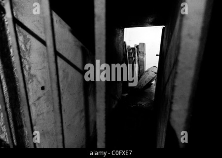 Sarg-Zimmer im Fort Breendonk, einem ehemaligen Nazi-Konzentrationslager in Belgien. Stockfoto