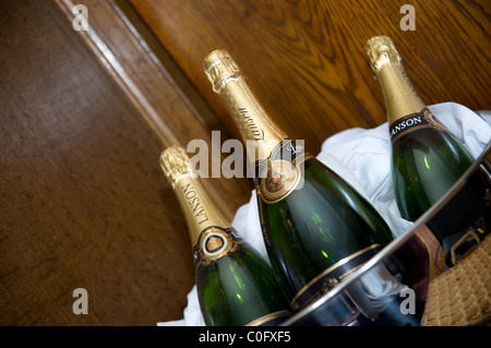 Champagner auf Eis bei einer Hochzeitsfeier Stockfoto