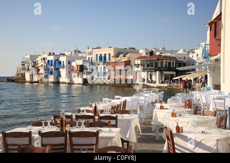 Tische gesetzt zum Abendessen, klein-Venedig in der späten Nachmittag Sonne, Mykonos-Stadt (Chora), Mykonos, Kykladen, Griechenland Stockfoto