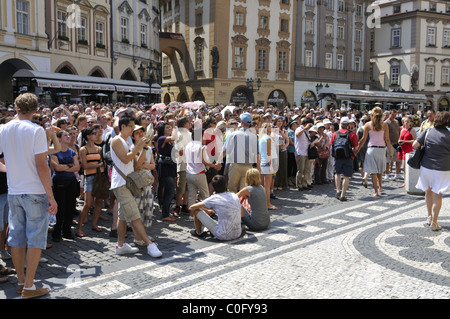 Touristen warten auf die astronomische Uhr stündlich Schau der Prager Altstädter Ring zu sehen. Stockfoto