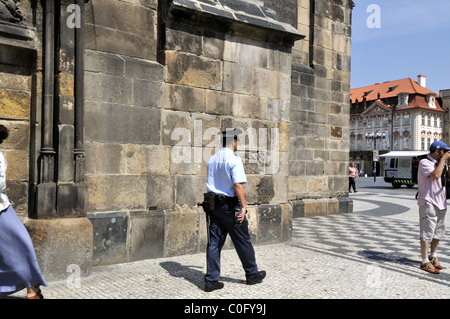 Tschechischer Polizist am Prager Altstädter Ring. Stockfoto