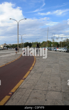 Ein Radweg an der Küste von Thessaloniki, Makedonien, Griechenland Stockfoto