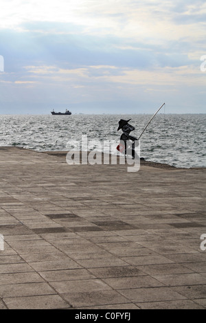 Eine Fischerei-Skulptur an der Uferpromenade in Thessaloniki, Makedonien, Griechenland Stockfoto