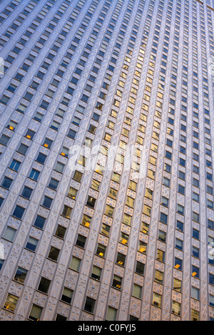 Chrysler Gebäude reflektiert auf einer Fassade Stockfoto