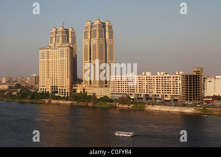 Das Fairmont Nile City Luxushotel (l) und Arkadia Mall (r) an den Ufern des Flusses Nil - Kairo, Ägypten. Stockfoto