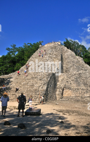 Touristen klettern die Pyramide Nohoch Mul bei den Maya-Ruinen von Coba Yucatan Mexiko Stockfoto