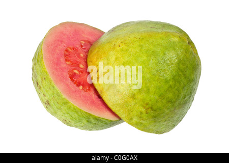 Beiden Hälften des pink Guave isoliert auf weißem Hintergrund Stockfoto