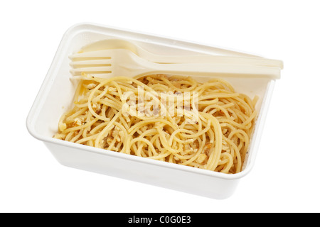Take-away Spaghetti Aglio e Olio in eine Einweg-Container auf weißem Hintergrund isoliert Stockfoto