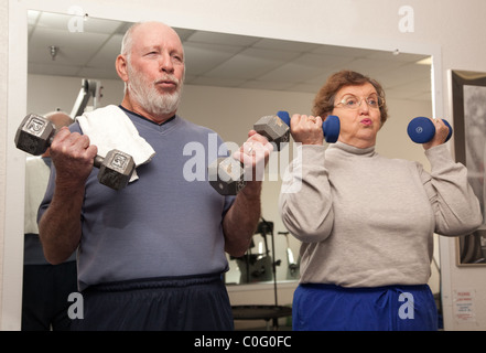Senior paar mit Gewichten im Fitnessstudio trainieren. Stockfoto