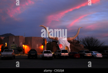 Das Longhorn Grill zieht eine Menge Amado, Arizona, USA. Stockfoto