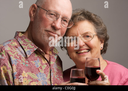 Senior Brautpaar Toasten mit Weingläsern. Stockfoto