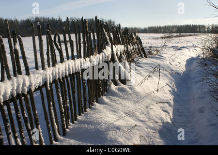 Frostigen Wintermorgen im Dorf Stockfoto