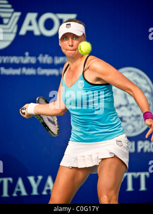 Vera Zvonareva (RUS) spielt im Quartier, die Finale gegen Shuai Peng von China in Pattaya, Thailand Runde. Stockfoto