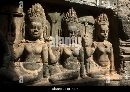 Geschnitzte Sandsteinfiguren auf der Basis von Leper King Terrasse, Angkor Thom, Angkor Wat Komplex, Kambodscha. Stockfoto