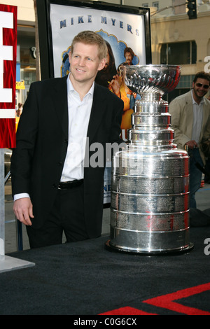 Chris Osgood von Detroit Redwings, mit den Stanley Cup. Premiere von "Love Guru" bei der Graumans Chinese Theater statt- Stockfoto