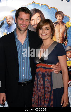 Mariska Hargitay und Ehemann Premiere von "Love Guru" statt auf der Graumans Chinese Theater - Los Angeles, Kalifornien eingetroffen- Stockfoto