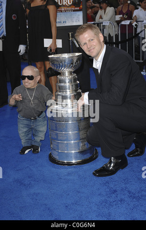 Verne Troyer und Chris Osgood Premiere von "Love Guru" statt auf der Graumans Chinese Theater - Ankünfte Los Angeles, Kalifornien Stockfoto