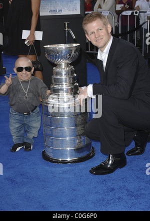 Verne Troyer und Chris Osgood Premiere von "Love Guru" statt auf der Graumans Chinese Theater - Ankünfte Los Angeles, Kalifornien Stockfoto