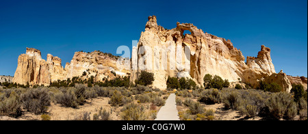 Panorama von Grosvenors Arch südlich von Kodachrome State Park an der Cottonwood Canyon Road, in Utah Stockfoto