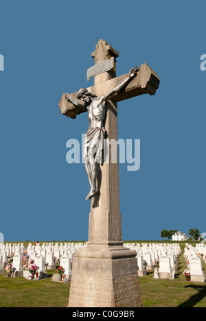 Jesus Christus hängt ein Kreuz auf einem ländlichen katholischen Friedhof im ländlichen Illinois Stockfoto