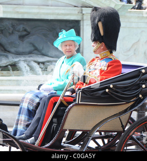 Königin Elizabeth ll und Prinz Philip, Duke of Edinburgh Fahrt ihr Trainer durch das Einkaufszentrum auf dem Weg zu den trooping die Stockfoto