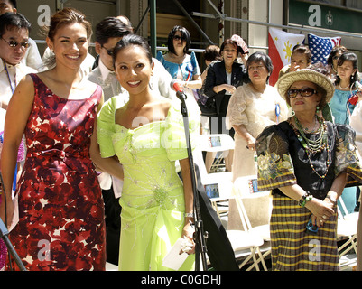 Kristine Johnson und Hazel Sanchez zum 110. Jubiläum der Philippine Independence Day Parade auf der Madison Avenue New York Stockfoto