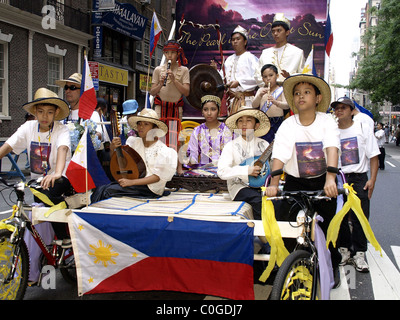 Atmosphäre der 110. Jahrestag der Philippine Independence Day Parade auf der Madison Avenue New York City, USA - 01.06.08 Tina Stockfoto