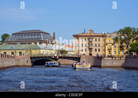 St. Petersburg Kanälen, Brücken und touristischen Ausflugsboote Stockfoto