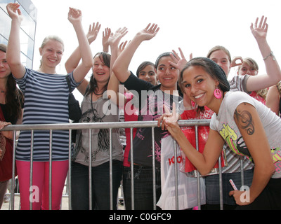Rania Zeriri ehemalige "Deutschland Sucht Den Superstar" Kandidat Autogramme im Alexa Shopping Center Berlin, Deutschland- Stockfoto