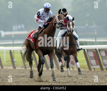 Große braune und Jockey Kent Desormeaux Ende letzten 140. läuft die Belmont Stakes und die Triple Crown in Belmont Stockfoto