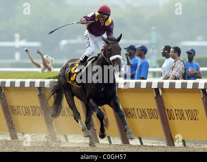 Jockey Alan Garcia, feiert als Da'Tara gewinnt den 140. Betrieb der Belmont Stakes und die Triple Crown im Belmont Park in Stockfoto