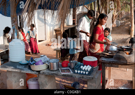 Indische Frau Kochen Dosa für Kinder auf der Straße. Andhra Pradesh, Indien Stockfoto