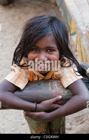 Fröhliches junges Armen niedrigeres Kaste indischen Straße Mädchen spielen auf Ochsenkarren lächelnd. Andhra Pradesh, Indien Stockfoto