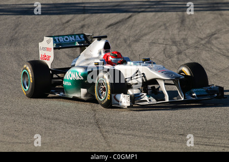 Deutsche Formel1 Rennfahrer Michael Schumacher im Mercedes GP W02 Rennwagen im Februar 2011 Stockfoto