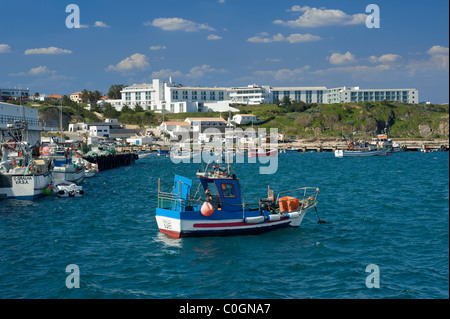 Portugal, Algarve, Sagres, ein Fischerboot im Hafen mit dem Memmo Baleeira Hotel auf den Klippen Stockfoto