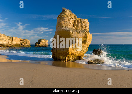 Portugal, Algarve, Albufeira, Felsformationen an einem leeren Strand Stockfoto