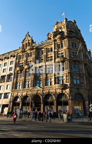 dh Jenners PRINCES ST EDINBURGH Shopper Princes Street Victorian Shop Front Jenners Exterior Edinburgh People uk Stockfoto