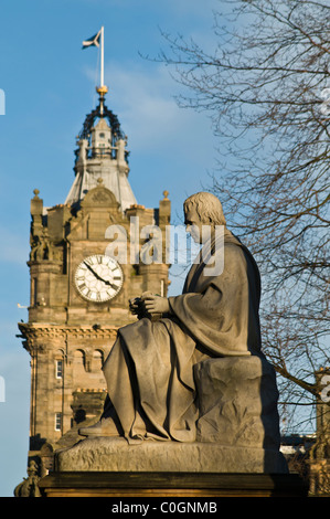 dh Sir Walter Scott Monument PRINCES ST GARDENS EDINBURGH SCHOTTLAND Scotts Memorial Statue Balmoral Hotel Uhrturm Statuen Stockfoto