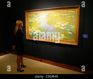 Ein Mitarbeiter von Christies mit der Le Bassin Aux Nympheas von Claude Monet. Das Gemälde wird nach 40 an die Öffentlichkeit weitergegeben Stockfoto