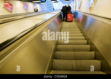 Reisende auf Rolltreppen am Stockholmer Hauptbahnhof Stockfoto