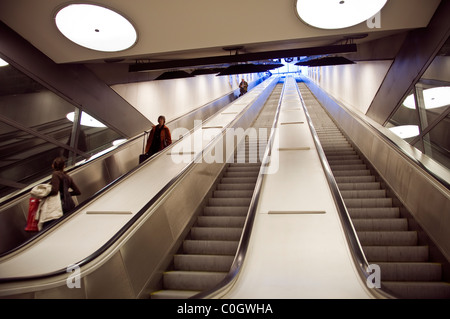 Reisende auf Rolltreppen am Stockholmer Hauptbahnhof Stockfoto